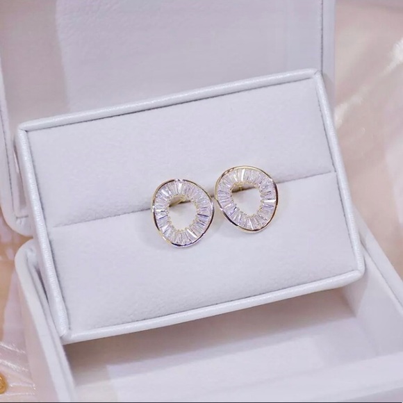 “Angelica” White Geode/Crystal Irregular Circle Geometric Stud Abstract Earrings - Picture 4 of 5